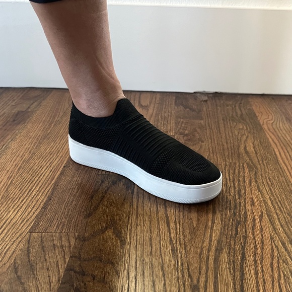 Women's Black Steve Madden Slip On Sneakers, Size 8 - Picture 3 of 7